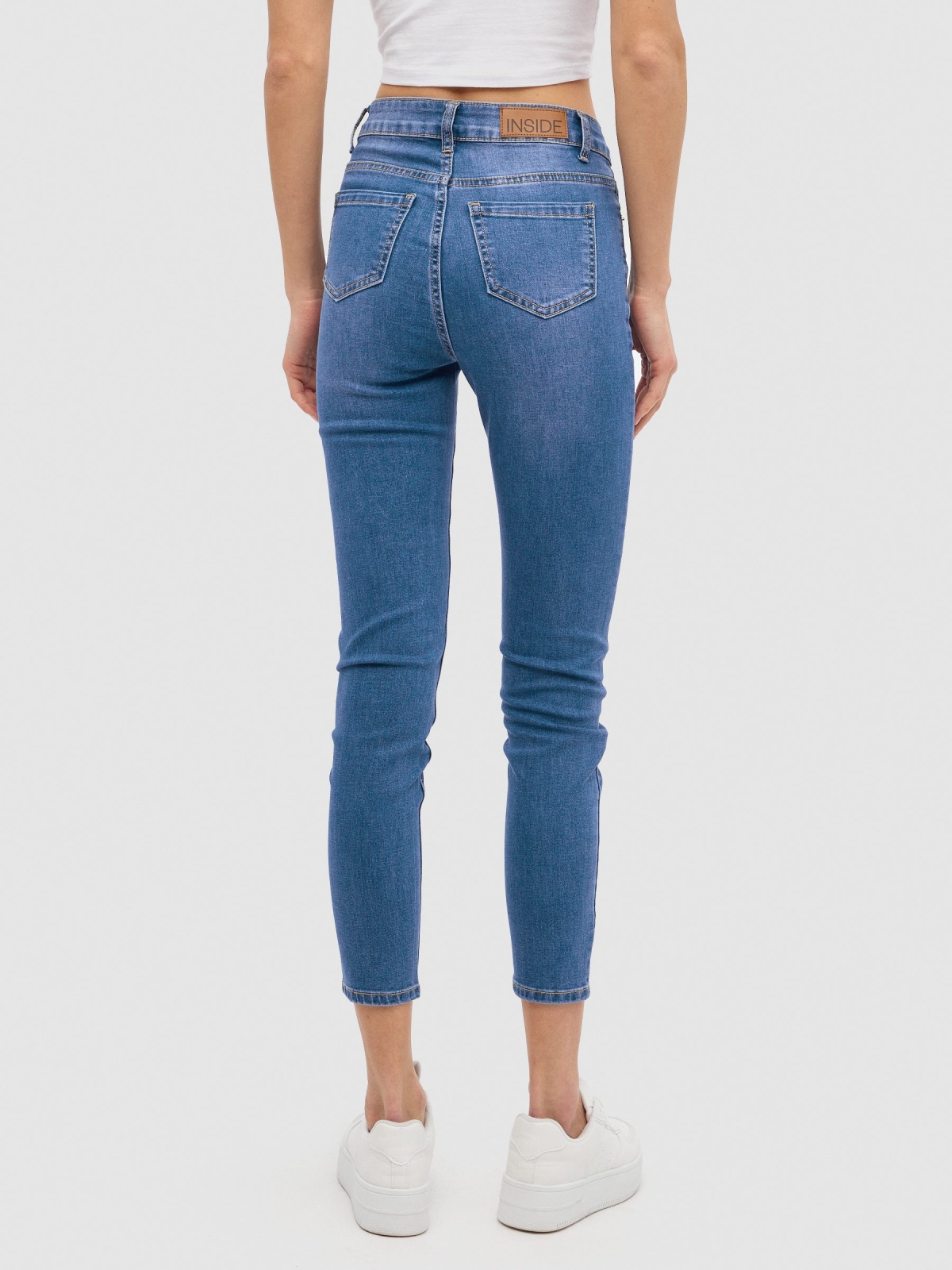 Jeans skinny básicas de cintura média azul vista meia traseira