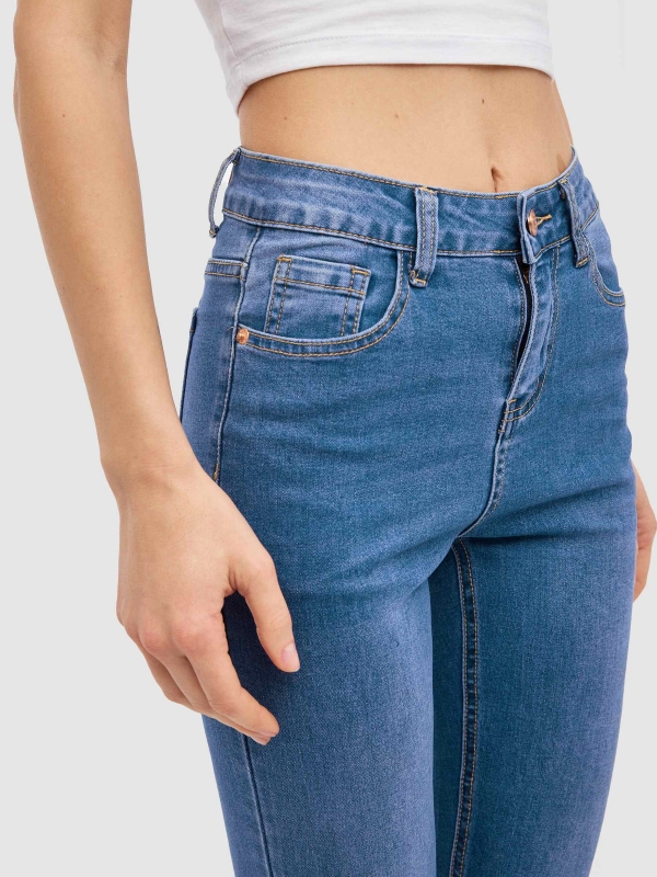 Jeans básico skinny tiro medio azul vista detalle
