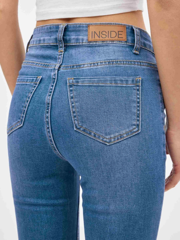 Jeans skinny básicas de cintura média azul vista detalhe