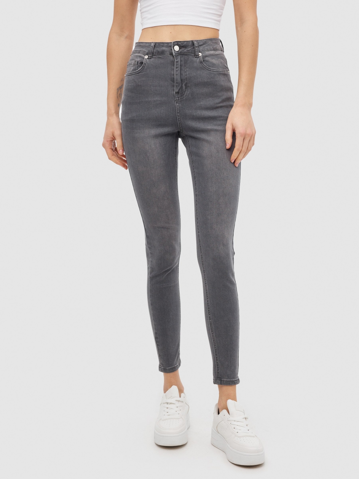 Jeans tiro medio gris desgastados gris claro vista media frontal