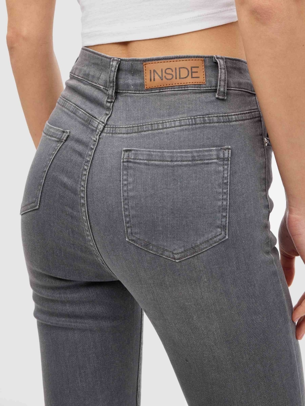 Jeans cinzentas de mid rise rasgadas cinza claro vista detalhe