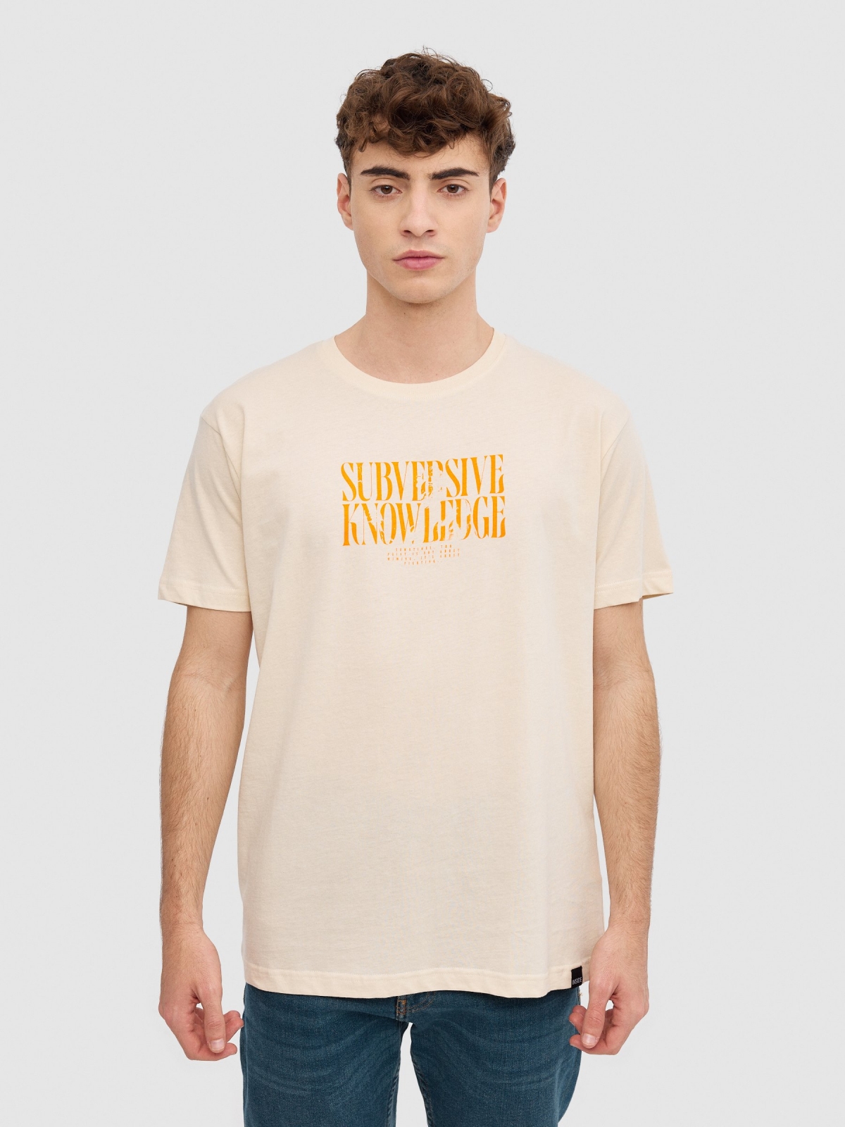 T-shirt com texto minimalista areia vista meia frontal