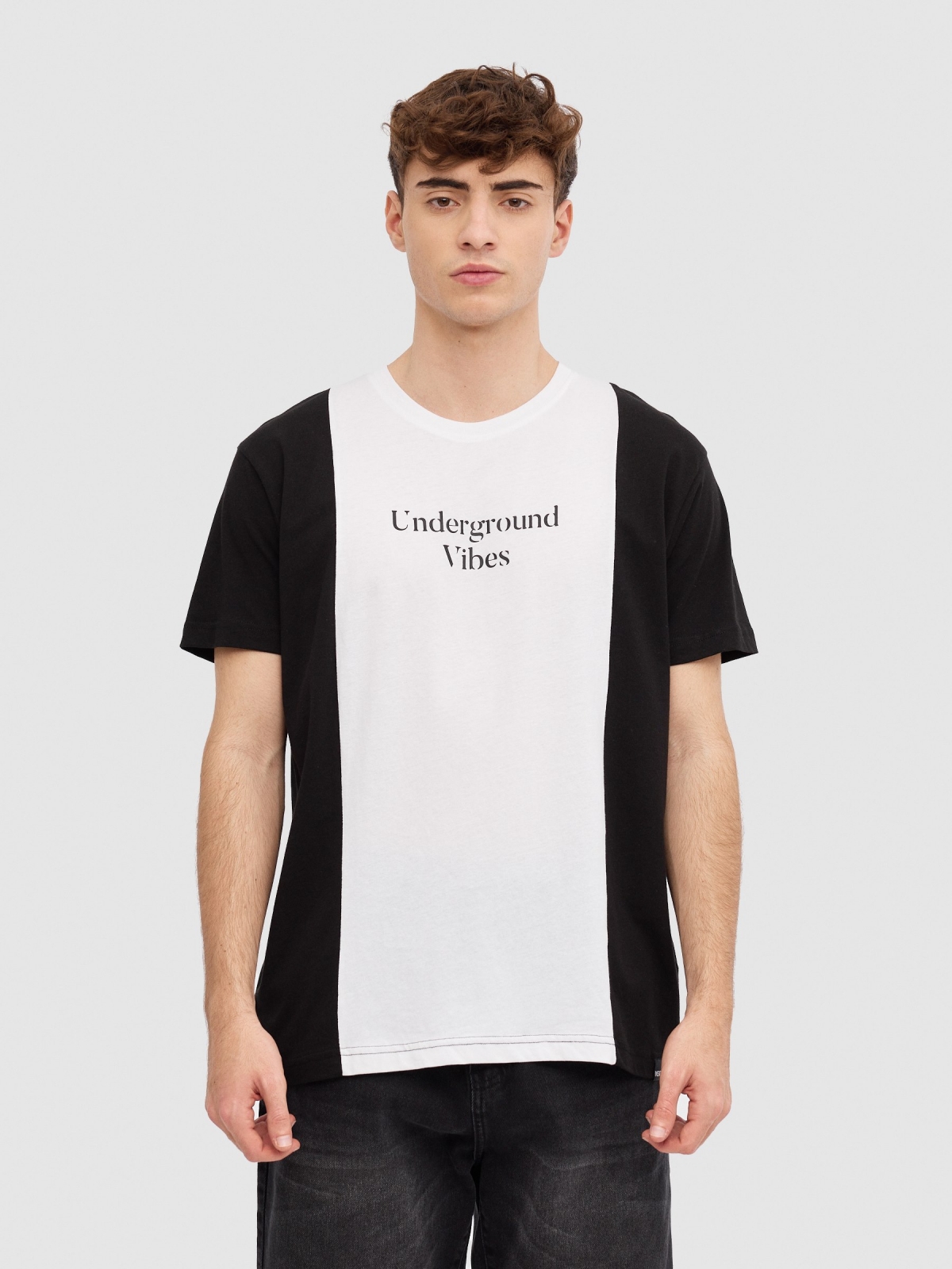 T-shirt minimalista com blocos de cores preto vista meia frontal