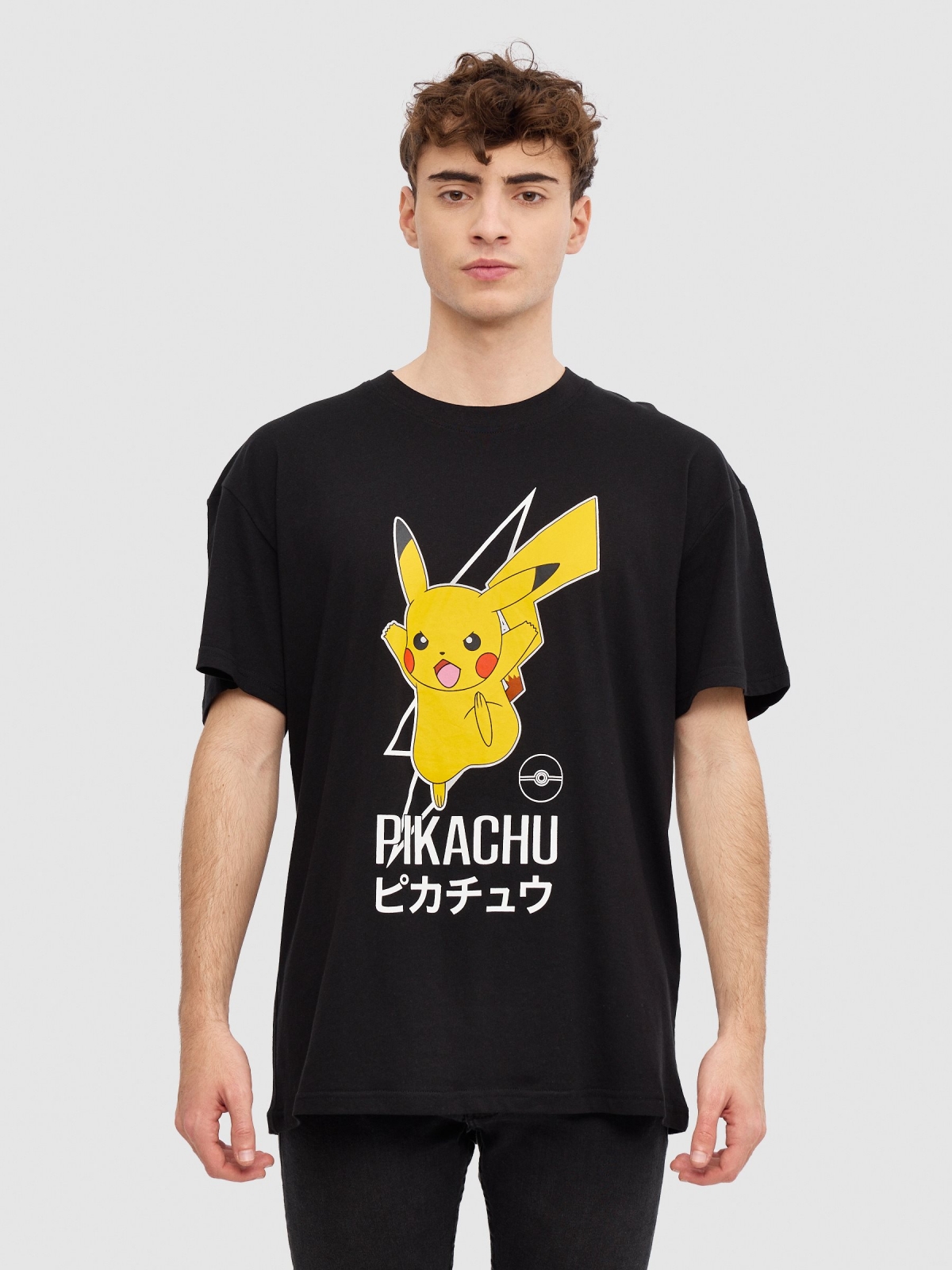 T-shirt Pikachu preto vista meia frontal
