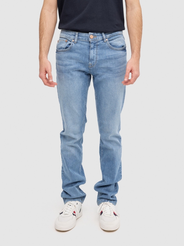Jeans slim fit azul claro uniforme azul vista meia frontal