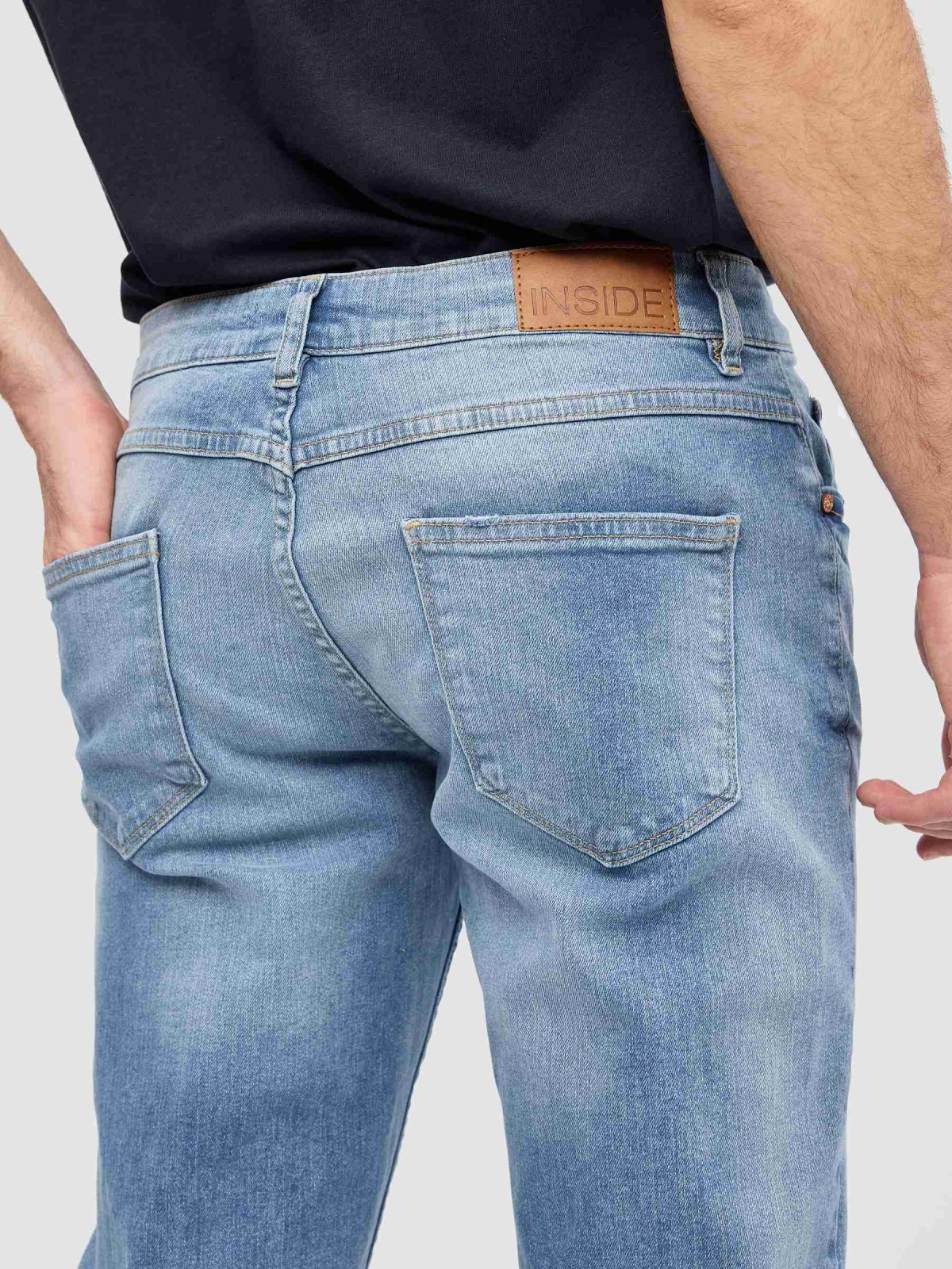 Jeans slim fit azul claro uniforme azul vista detalhe