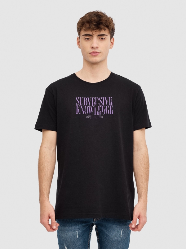T-shirt com texto minimalista preto vista meia frontal