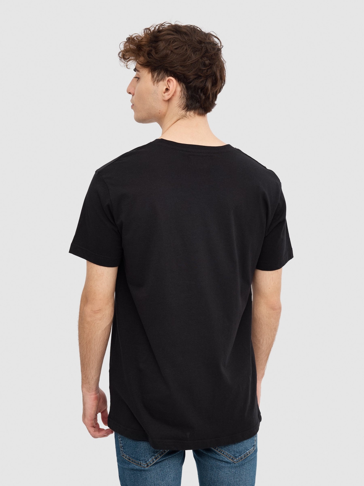 Camiseta texto minimalista negro vista media trasera