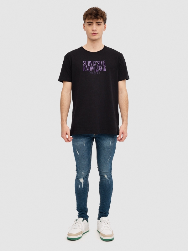 T-shirt com texto minimalista preto vista geral frontal