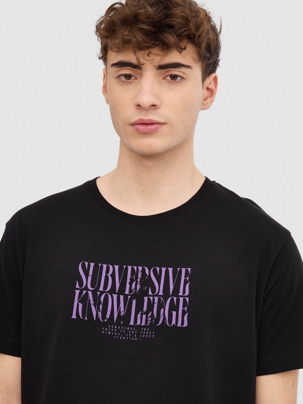 T-shirt com texto minimalista preto vista detalhe