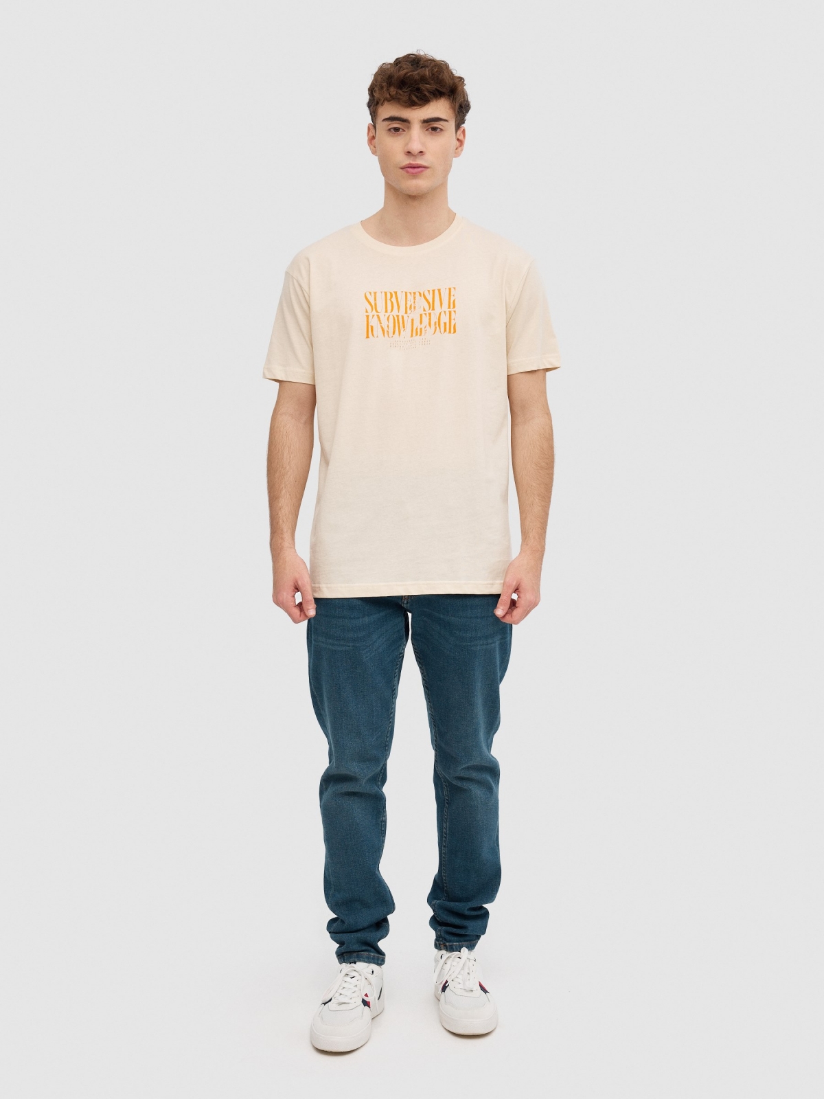 T-shirt com texto minimalista areia vista geral frontal