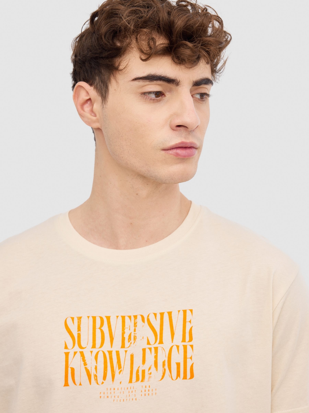 T-shirt com texto minimalista areia vista detalhe