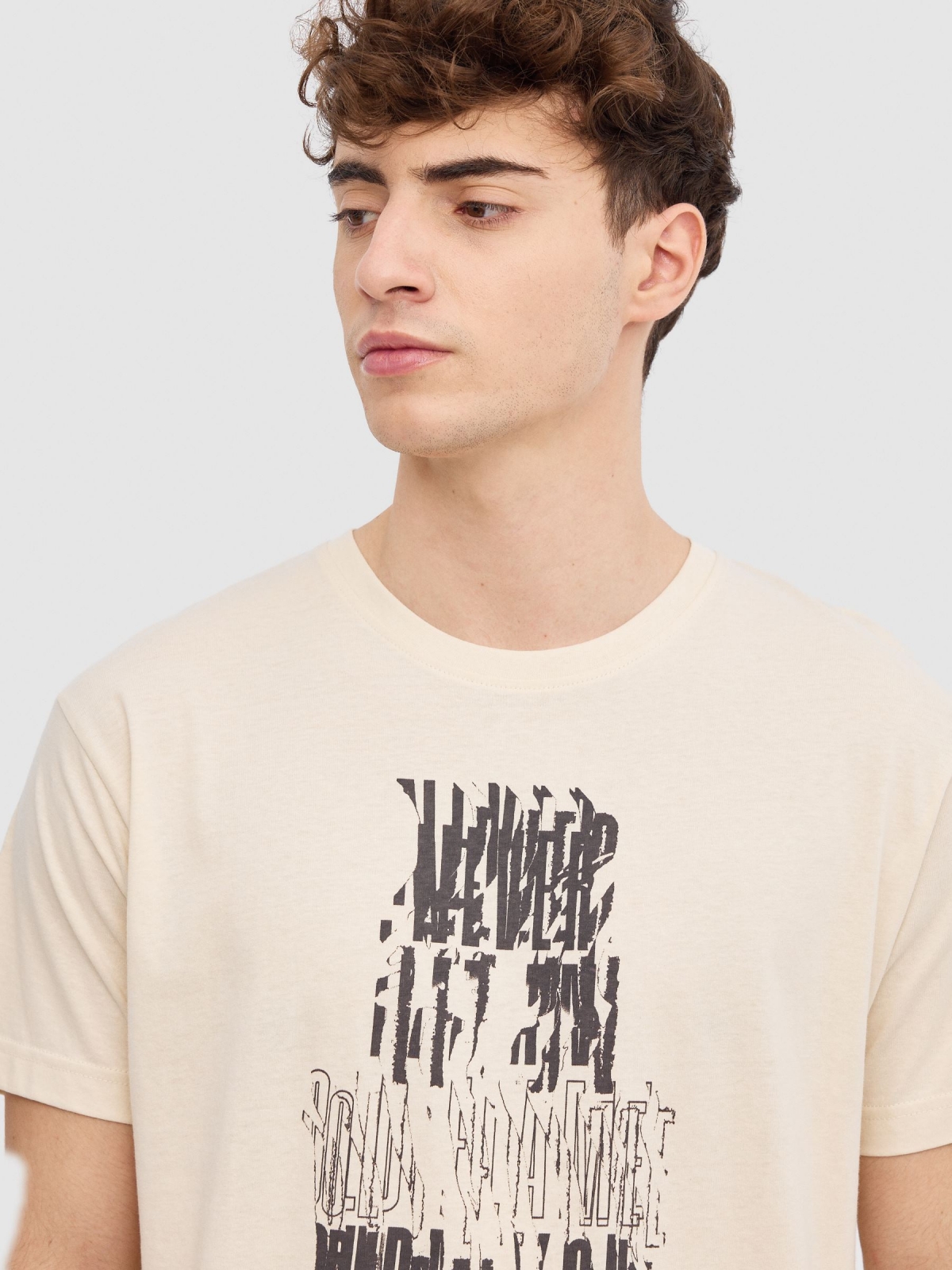 T-shirt com texto de caveira areia vista detalhe