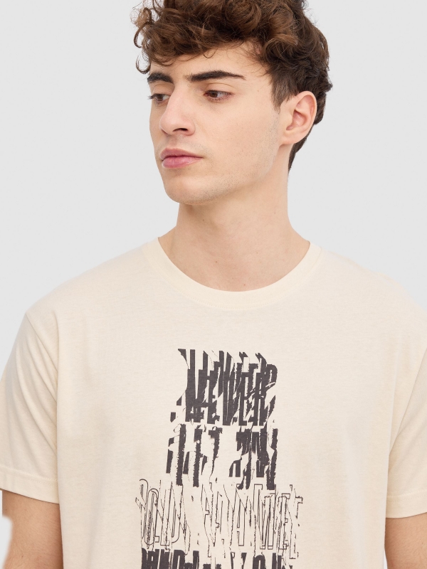 Camiseta texto calavera arena vista detalle
