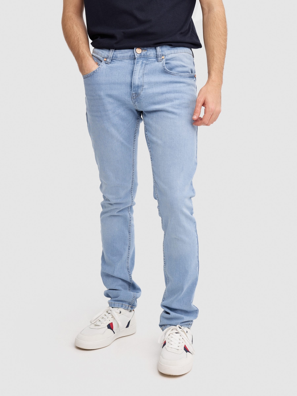 Calça jeans regular fit azul claro lavagem fraca da coxa azul vista meia frontal
