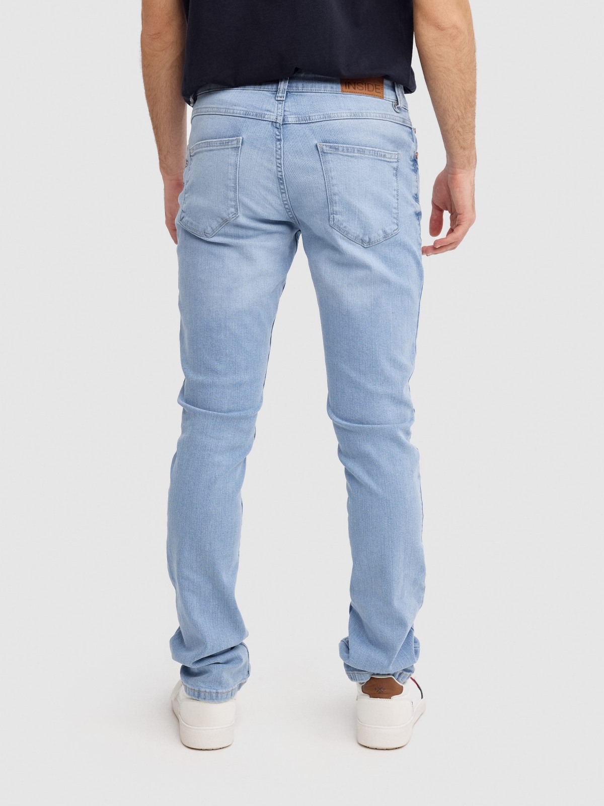 Calça jeans regular fit azul claro lavagem fraca da coxa azul vista meia traseira