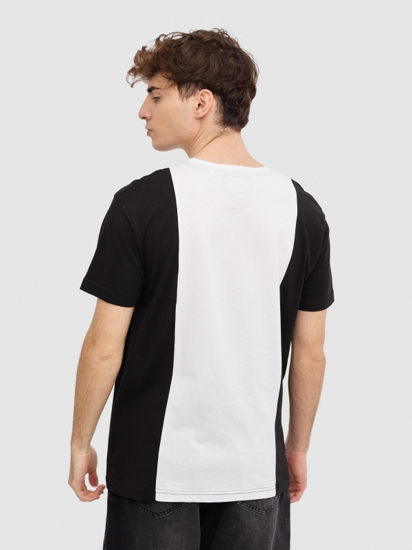 T-shirt minimalista com blocos de cores preto vista meia traseira