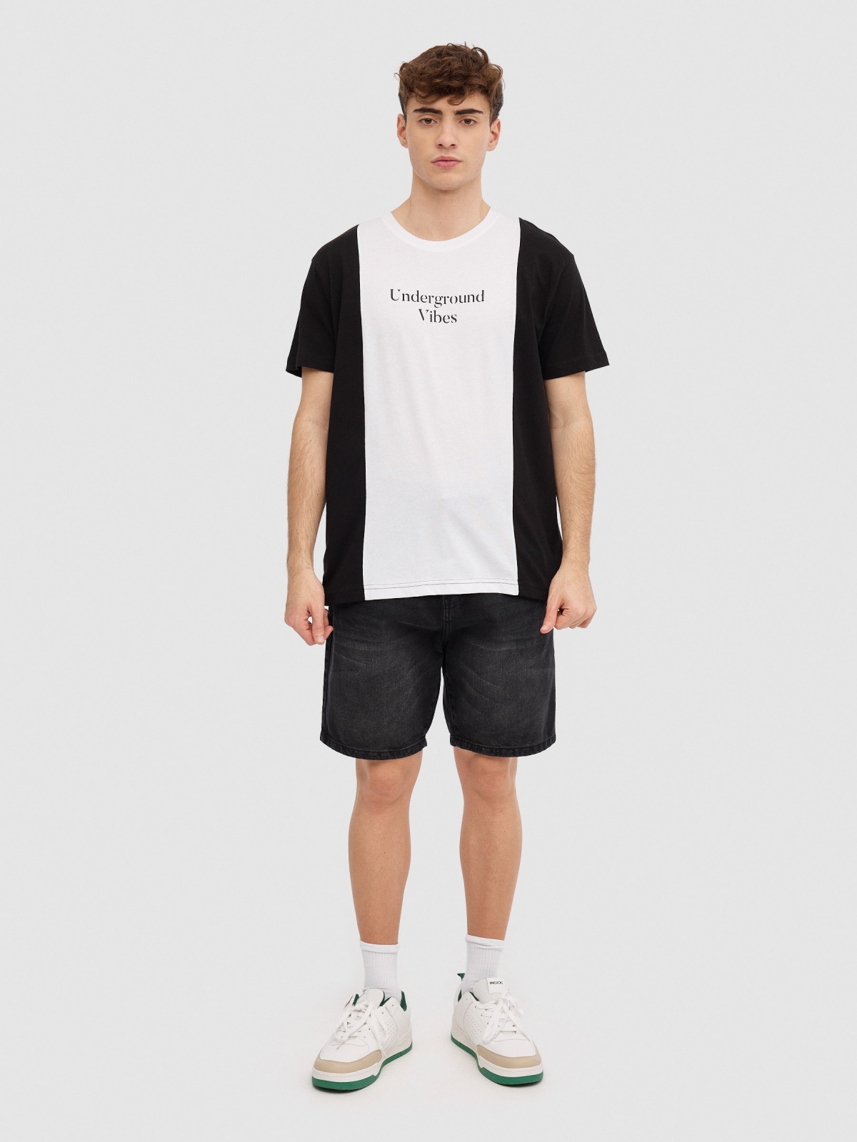 T-shirt minimalista com blocos de cores preto vista geral frontal