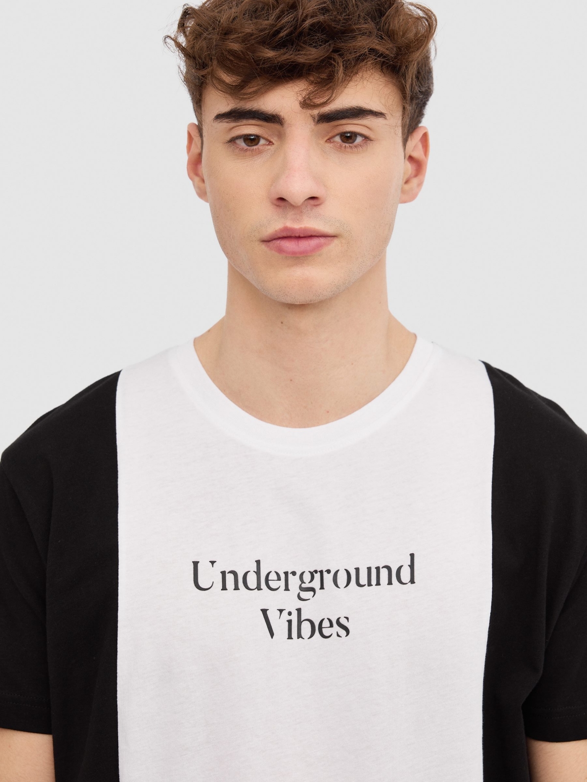 T-shirt minimalista com blocos de cores preto vista detalhe