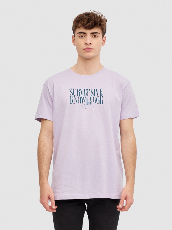 T-shirt com texto minimalista púrpura vista meia frontal