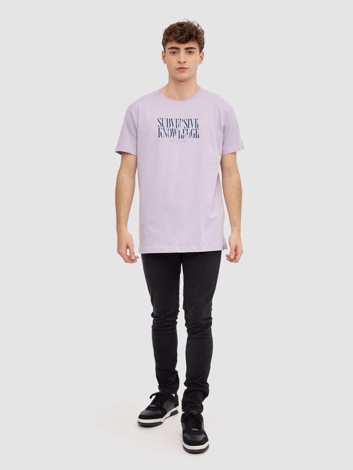 T-shirt com texto minimalista púrpura vista geral frontal