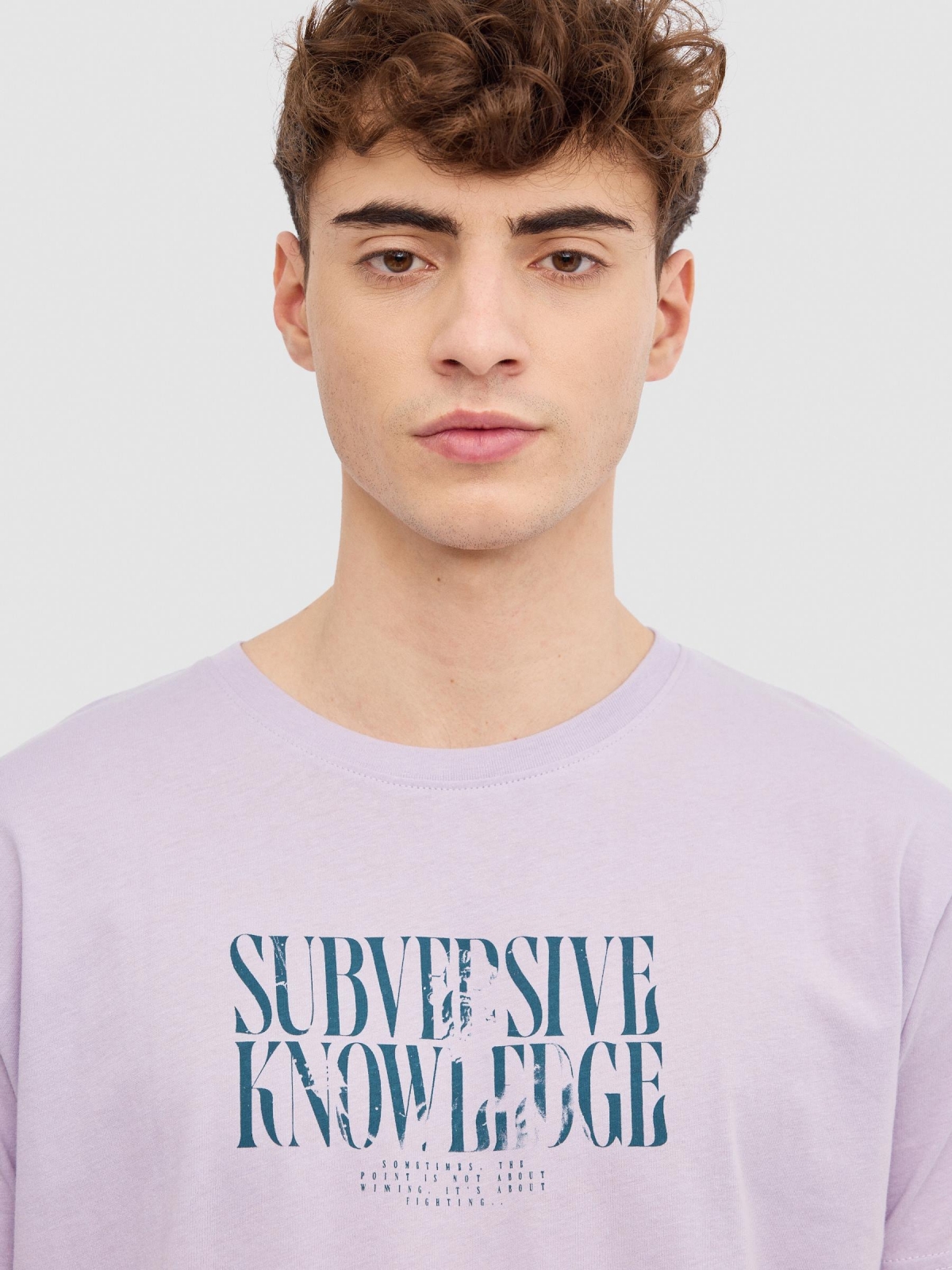 T-shirt com texto minimalista púrpura vista detalhe