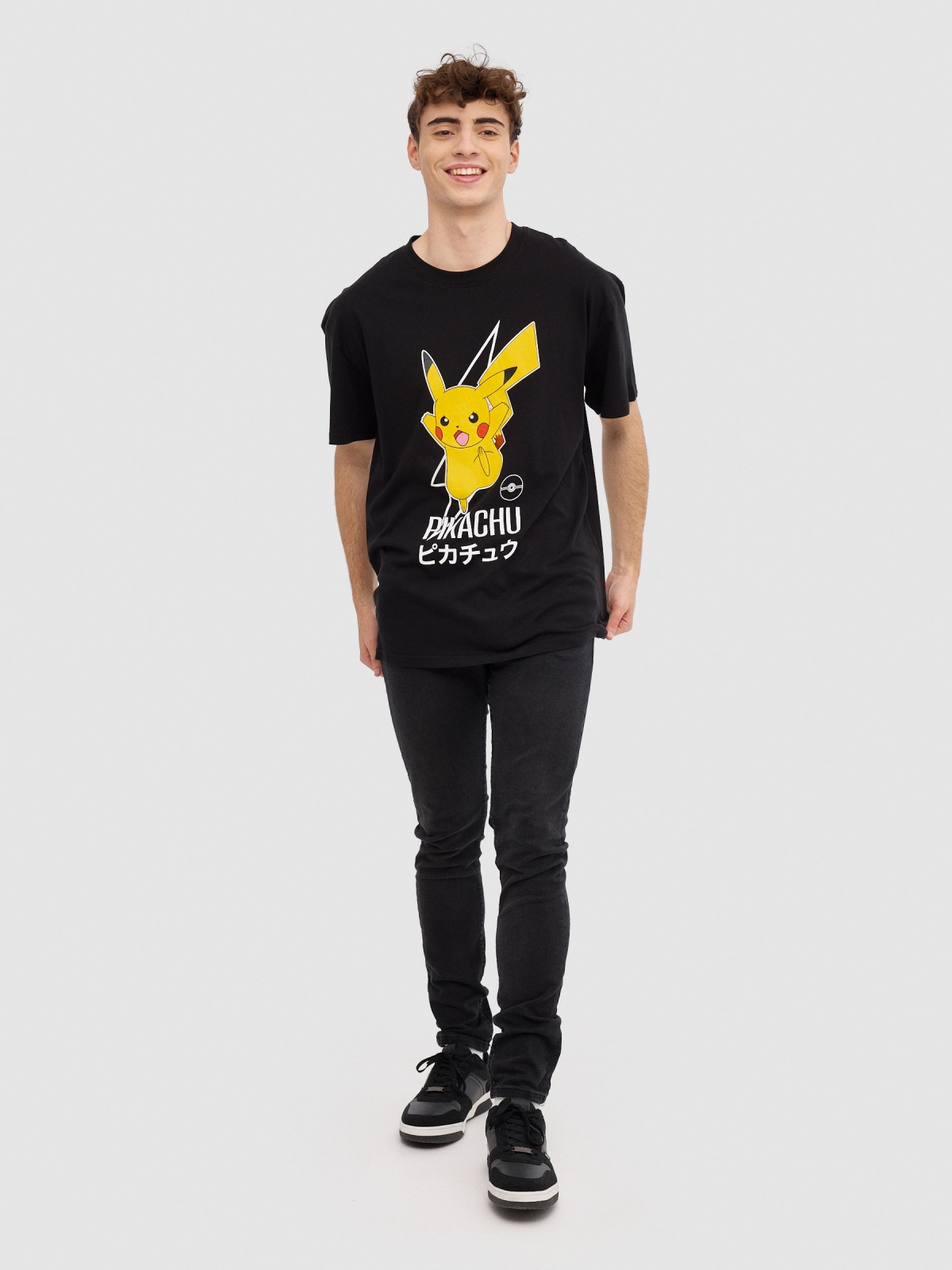 T-shirt Pikachu preto vista geral frontal