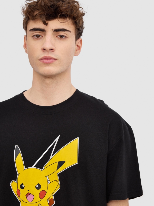 Camiseta Pikachu negro vista detalle