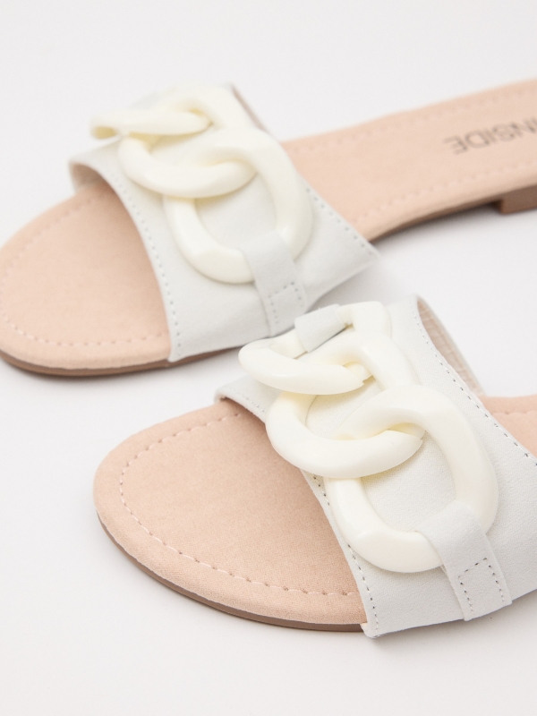 Sandália com pá de corrente branco vista detalhe