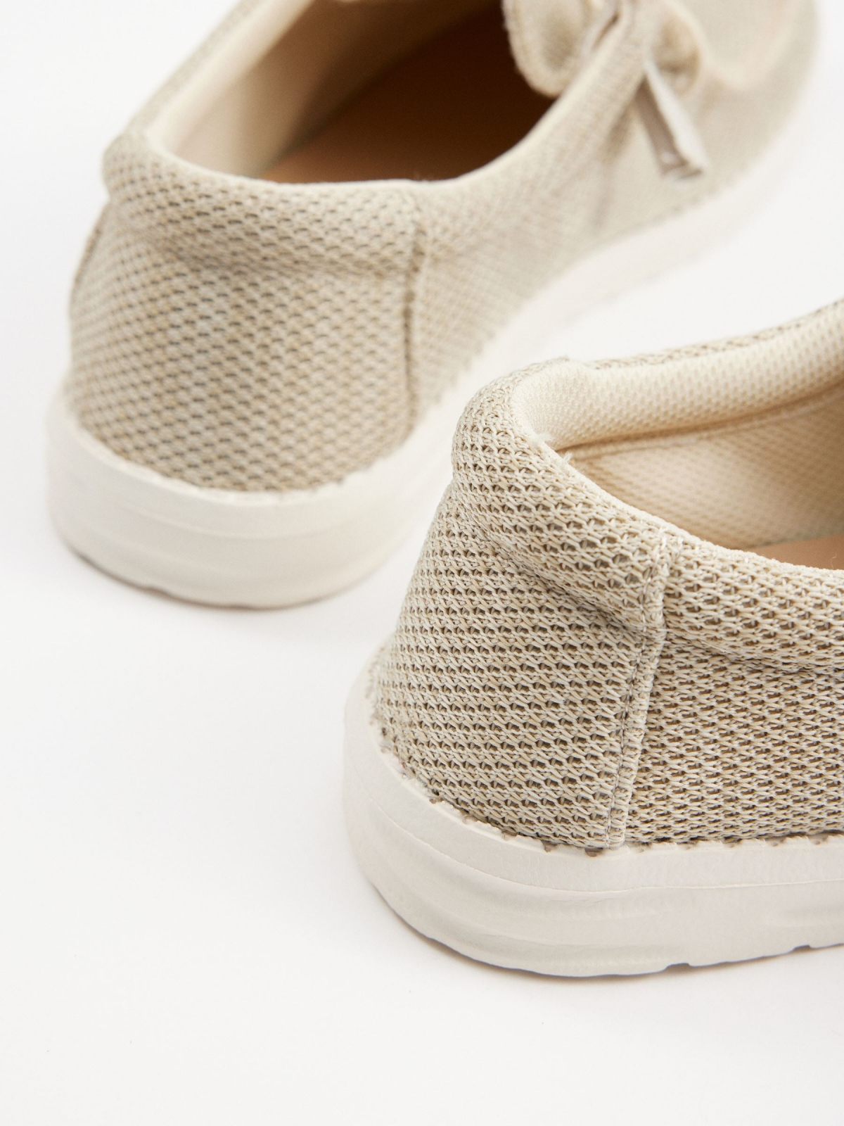 Sapato de lona com elásticos areia vista detalhe