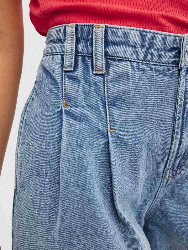 Denim pleated shorts blue detail view