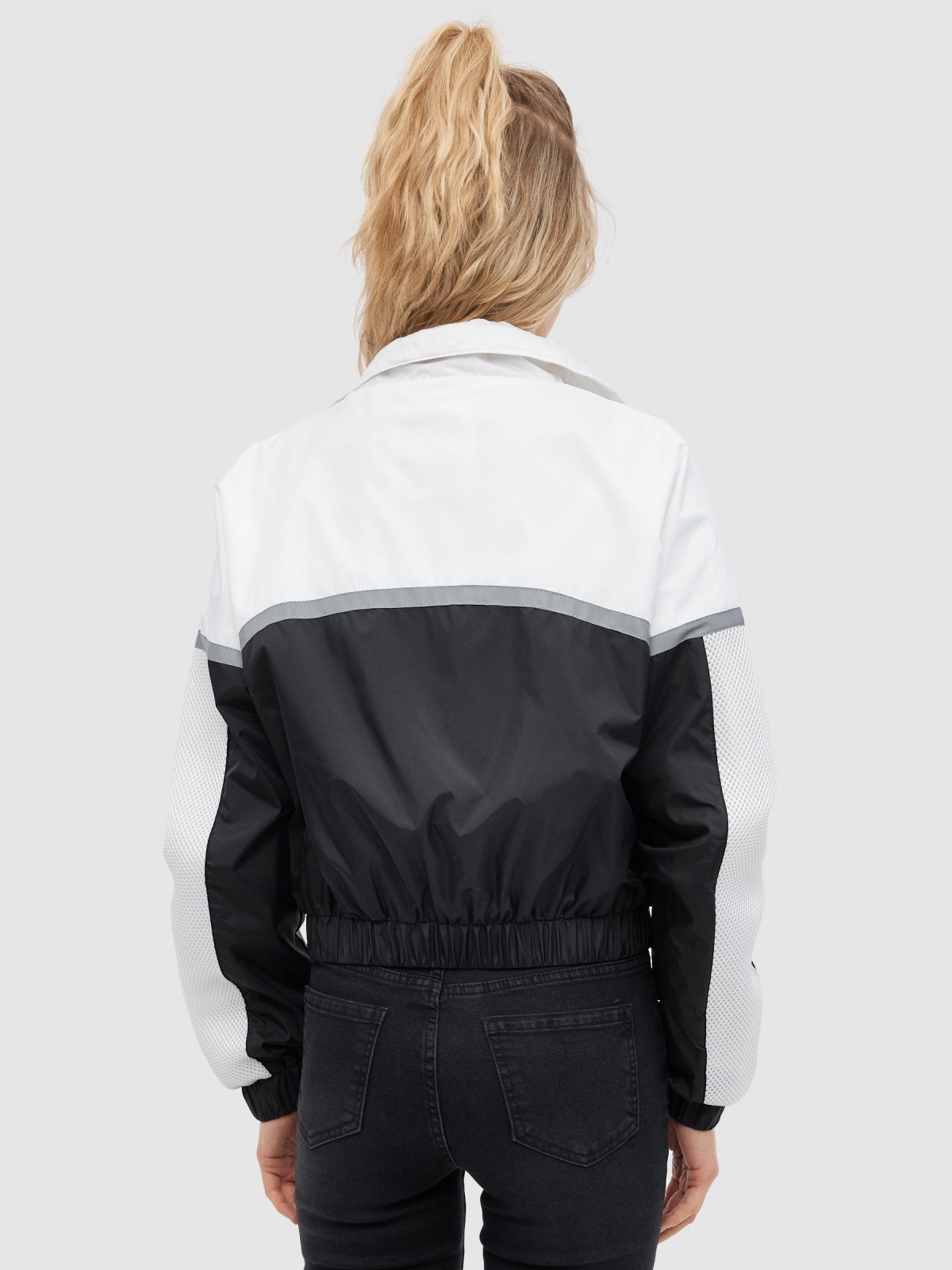 Casaco de nylon com bloco de cores preto vista meia traseira