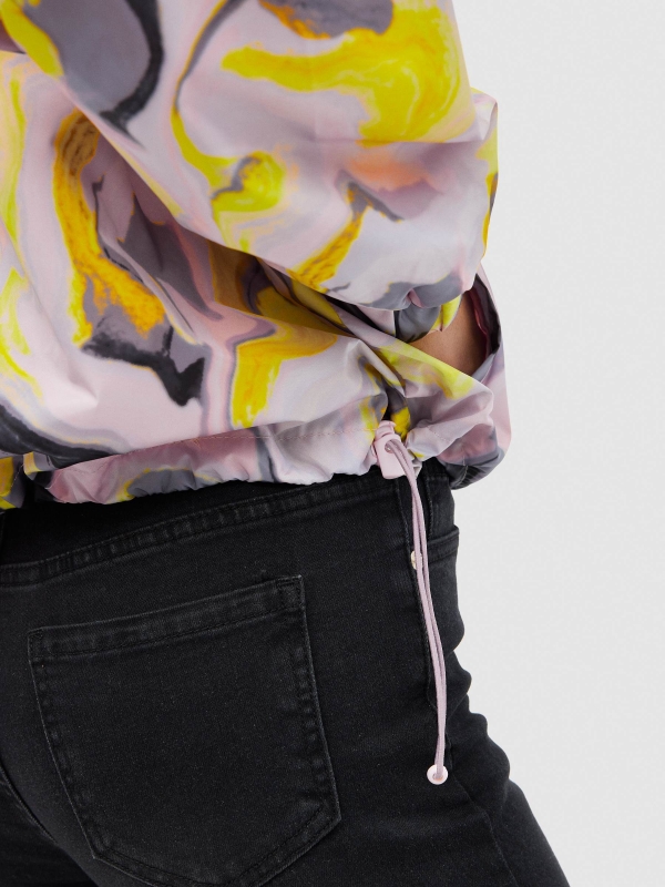 Casaco de nylon tie dye multicolorido vista detalhe