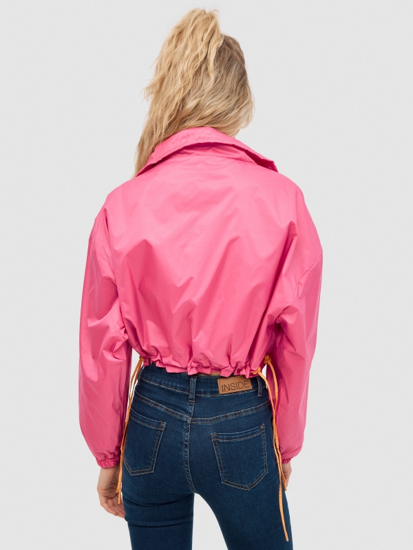 Casaco de nylon fúcsia rosa magenta vista meia traseira