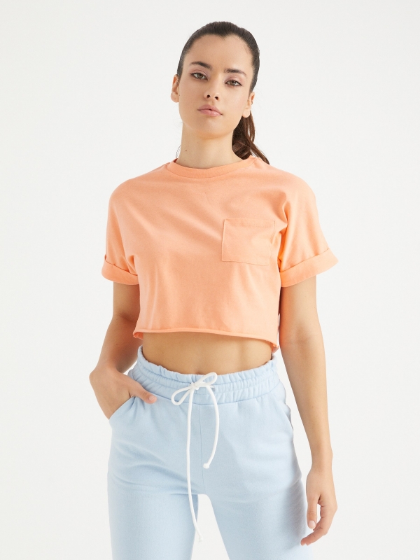 Camiseta cropped bolsillo naranja vista media frontal