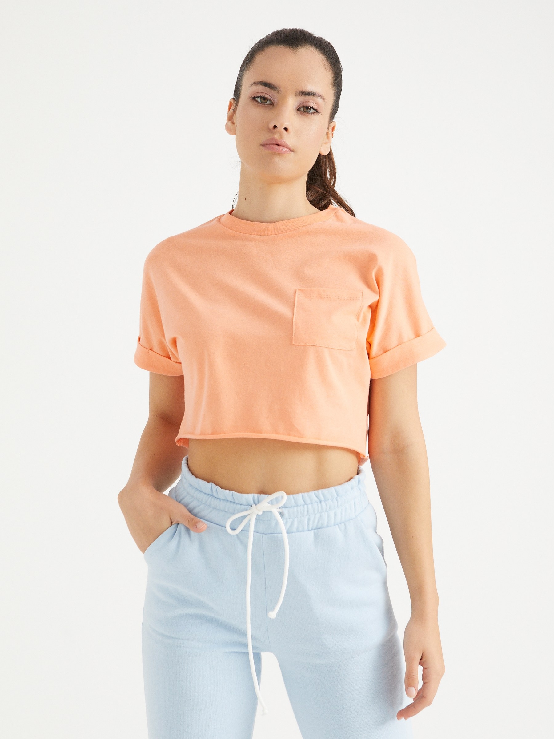 Camiseta cropped bolsillo naranja vista media frontal