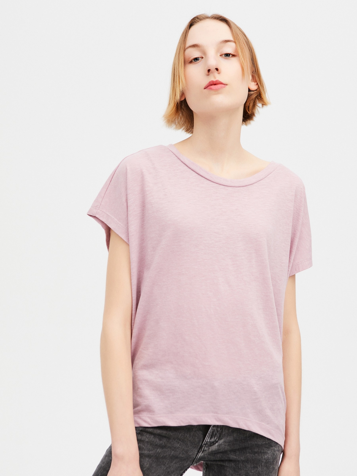 T-shirt com fundo assimétrico rosa claro vista meia frontal