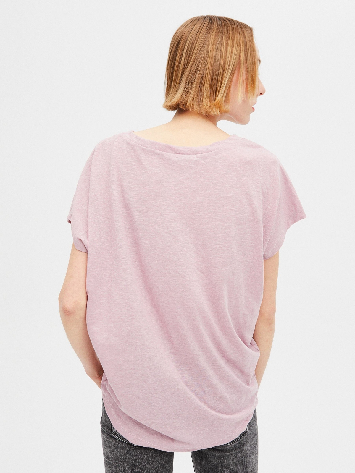 T-shirt com fundo assimétrico rosa claro vista meia traseira