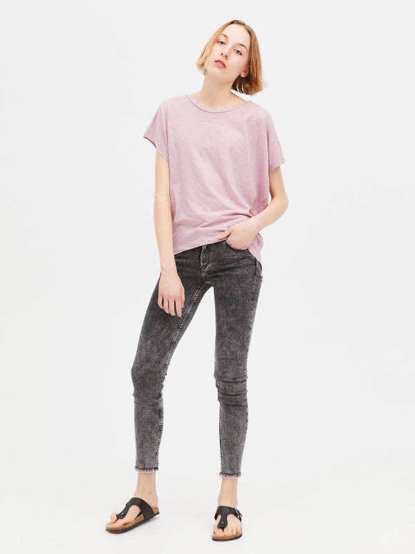 T-shirt com fundo assimétrico rosa claro vista geral frontal