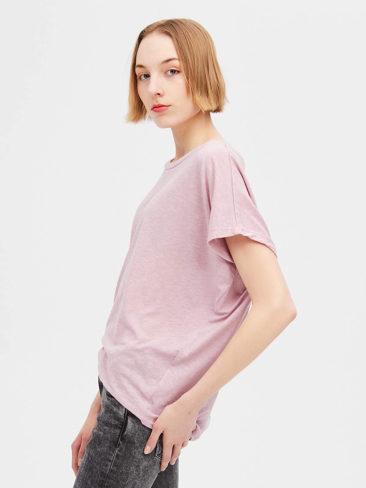 T-shirt com fundo assimétrico rosa claro vista detalhe