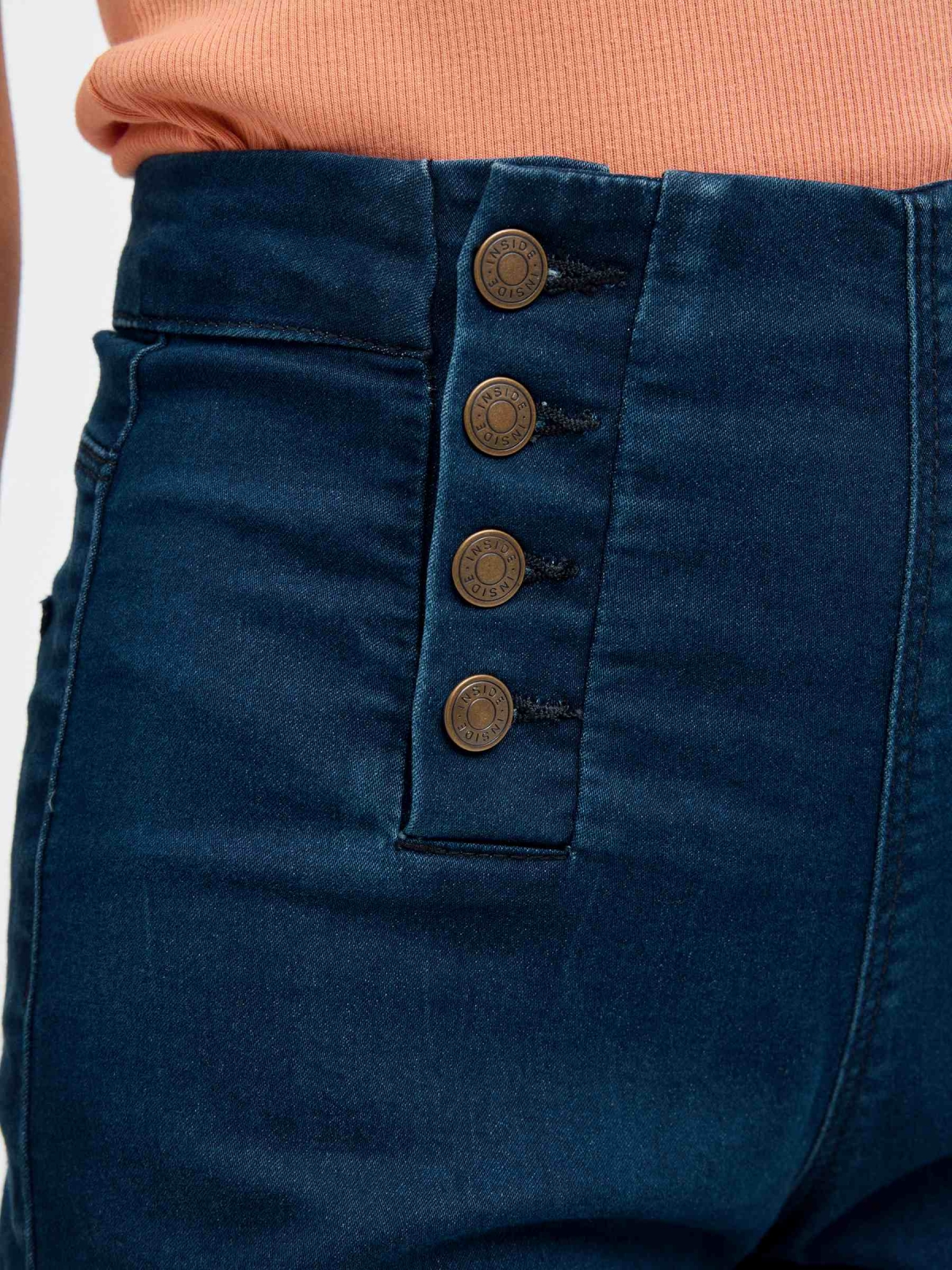 Short denim cintura alta com botões azul vista detalhe
