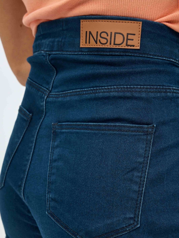 Buttoned high waist denim shorts blue detail view