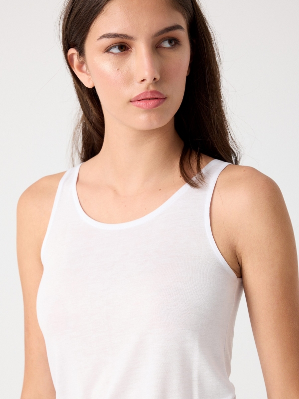 T-shirt longa com fendas laterais branco vista detalhe