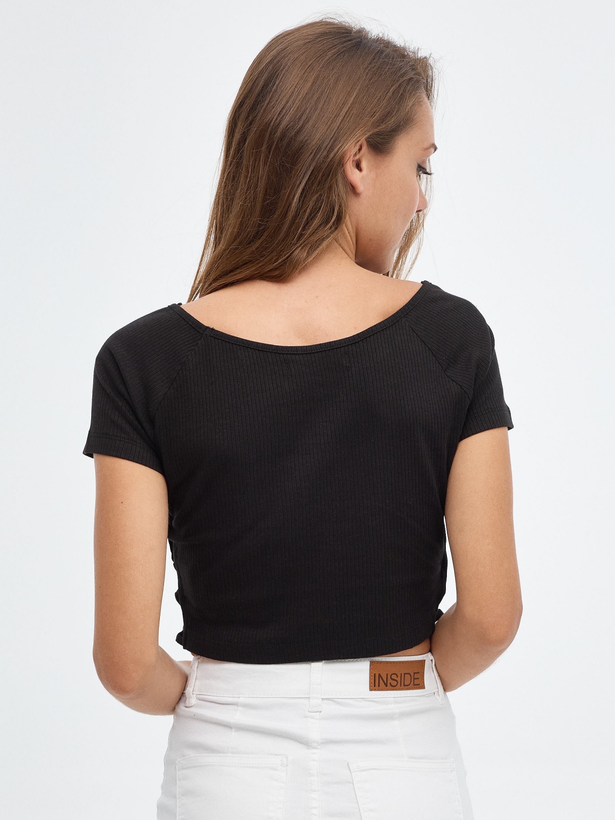 Crop top com cut out preto vista meia traseira