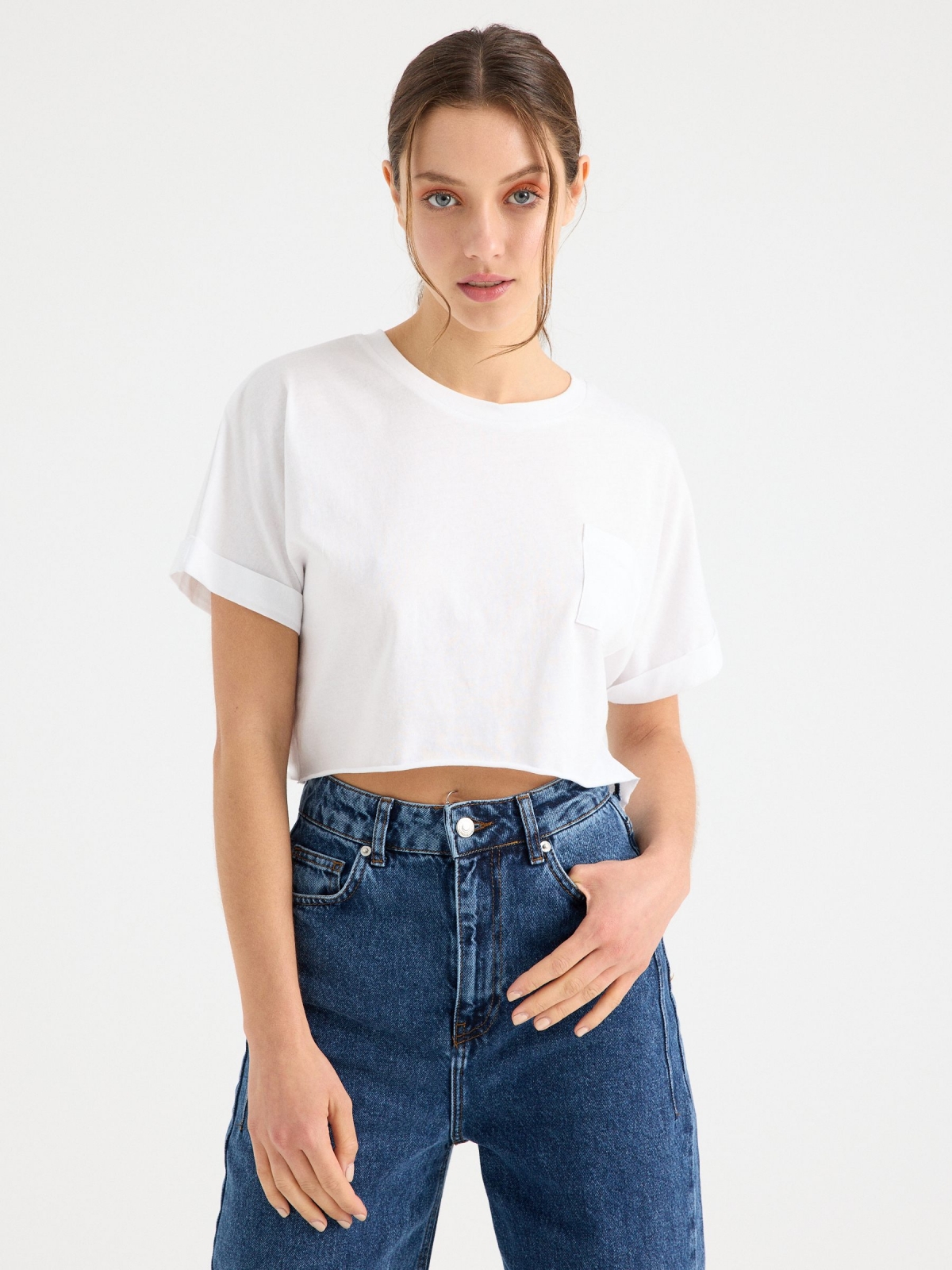 Basic cropped T-shirt white middle front view