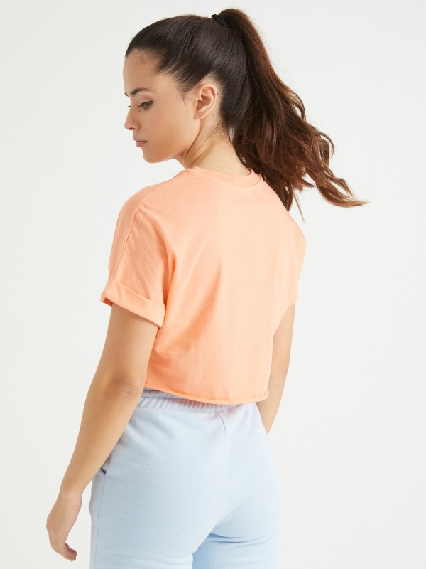 Camiseta crop top básica naranja vista media trasera