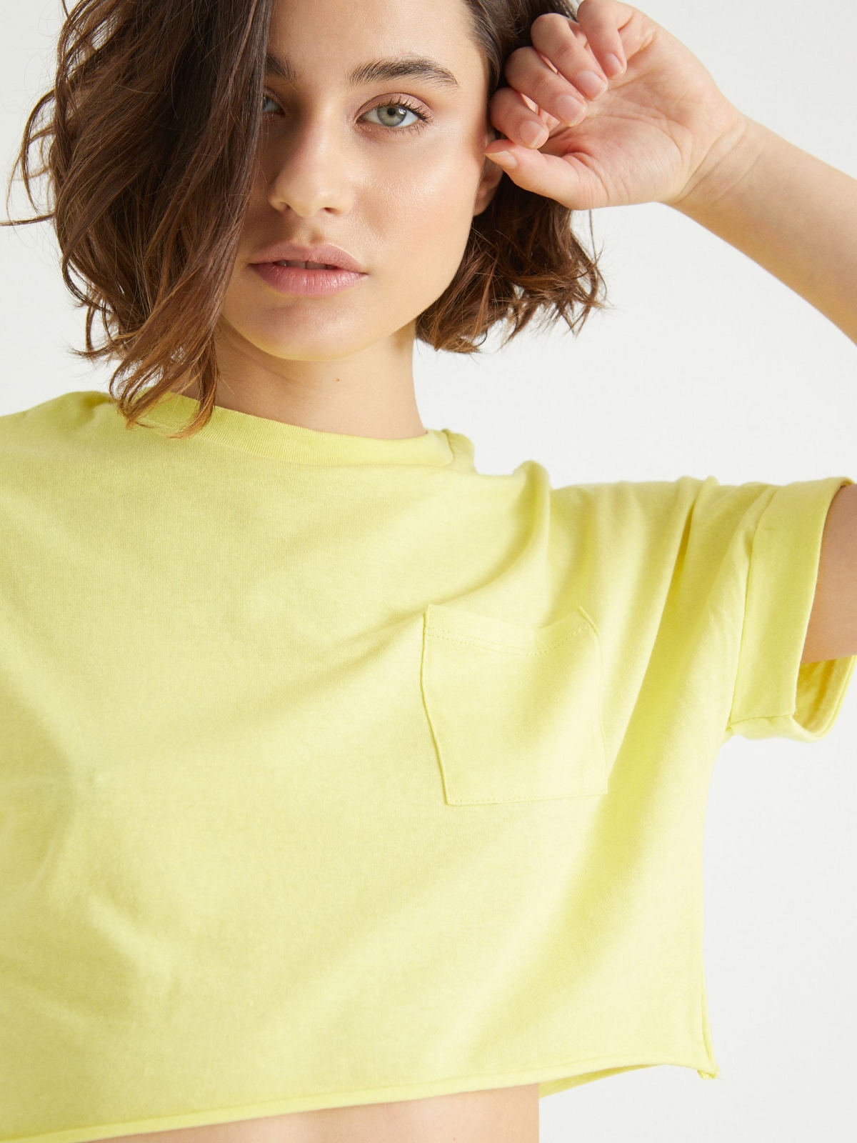 T-shirt básica com top curto amarelo vista detalhe