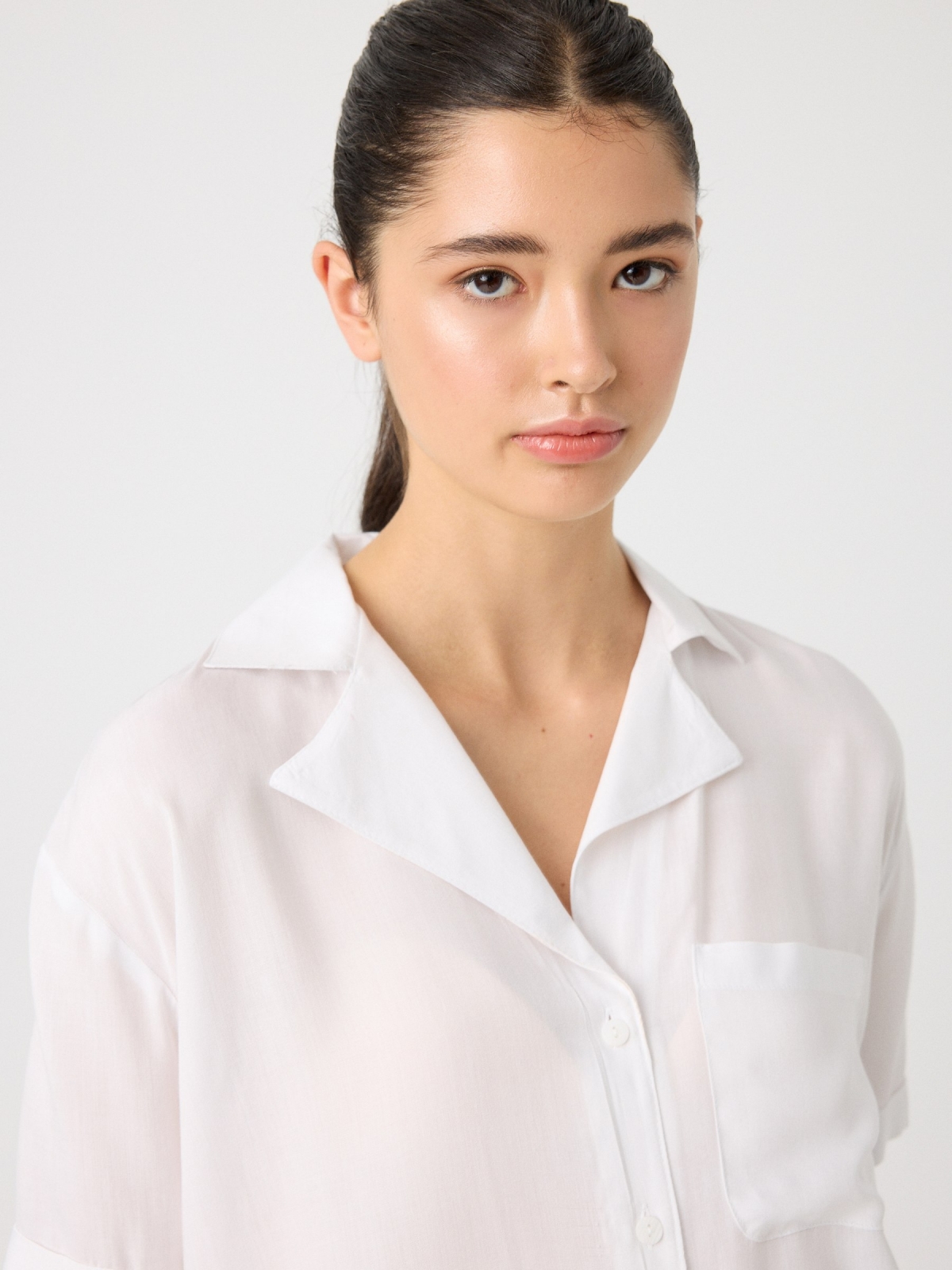 Cropped shirt with pocket white detail view