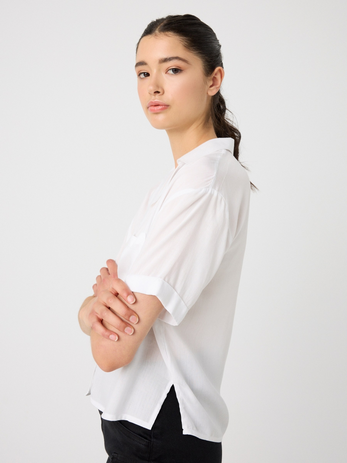 Cropped shirt with pocket white detail view