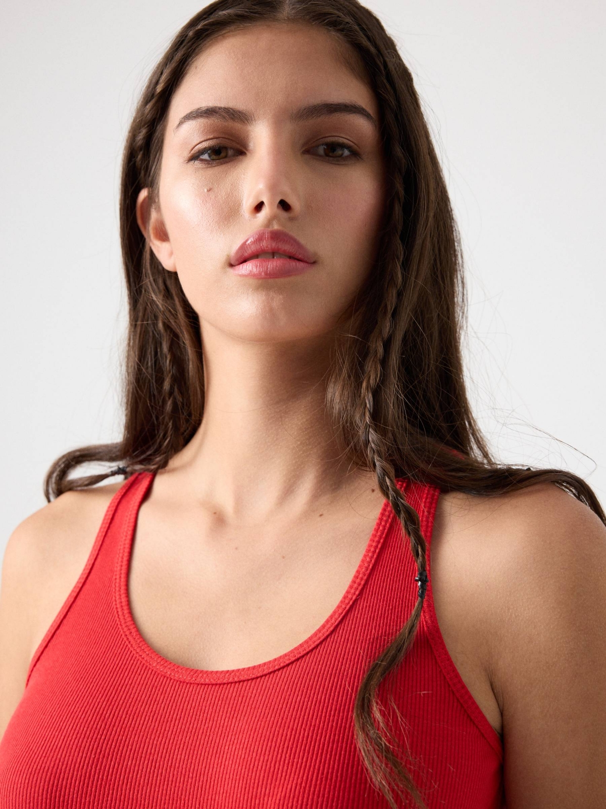 Camiseta básica espalda nadadora rojo vista detalle